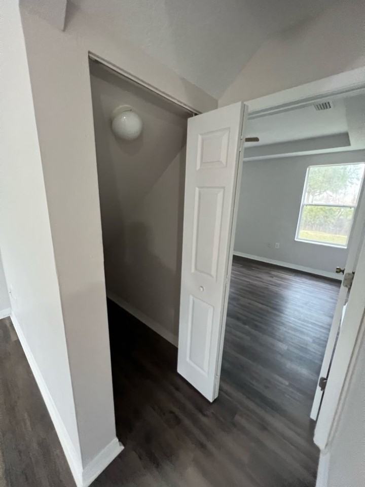 4322 Kingsmill Ct - Photo 2 of 12