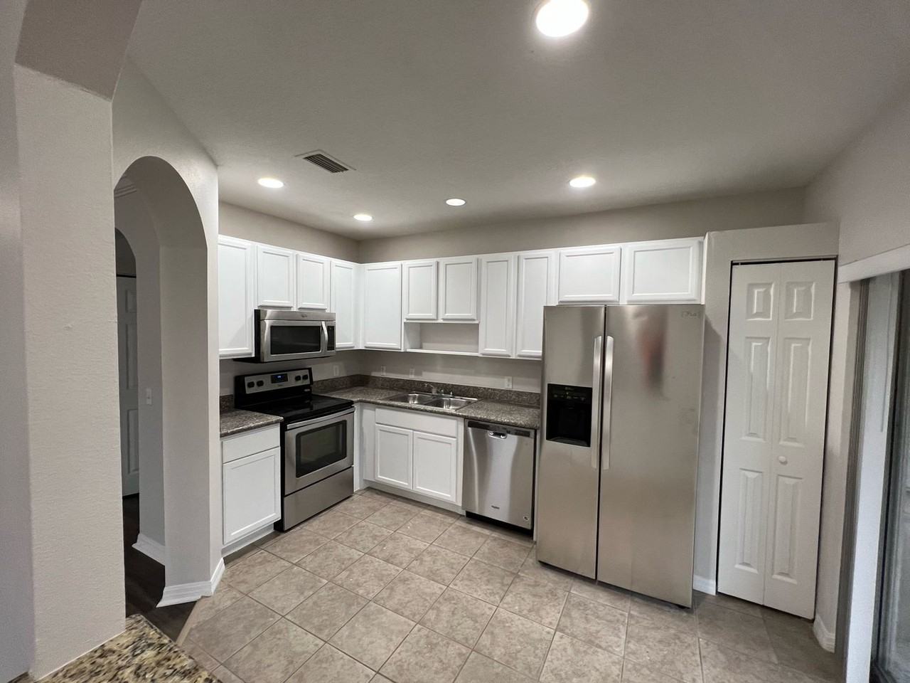 4322 Kingsmill Ct - Photo 3 of 12