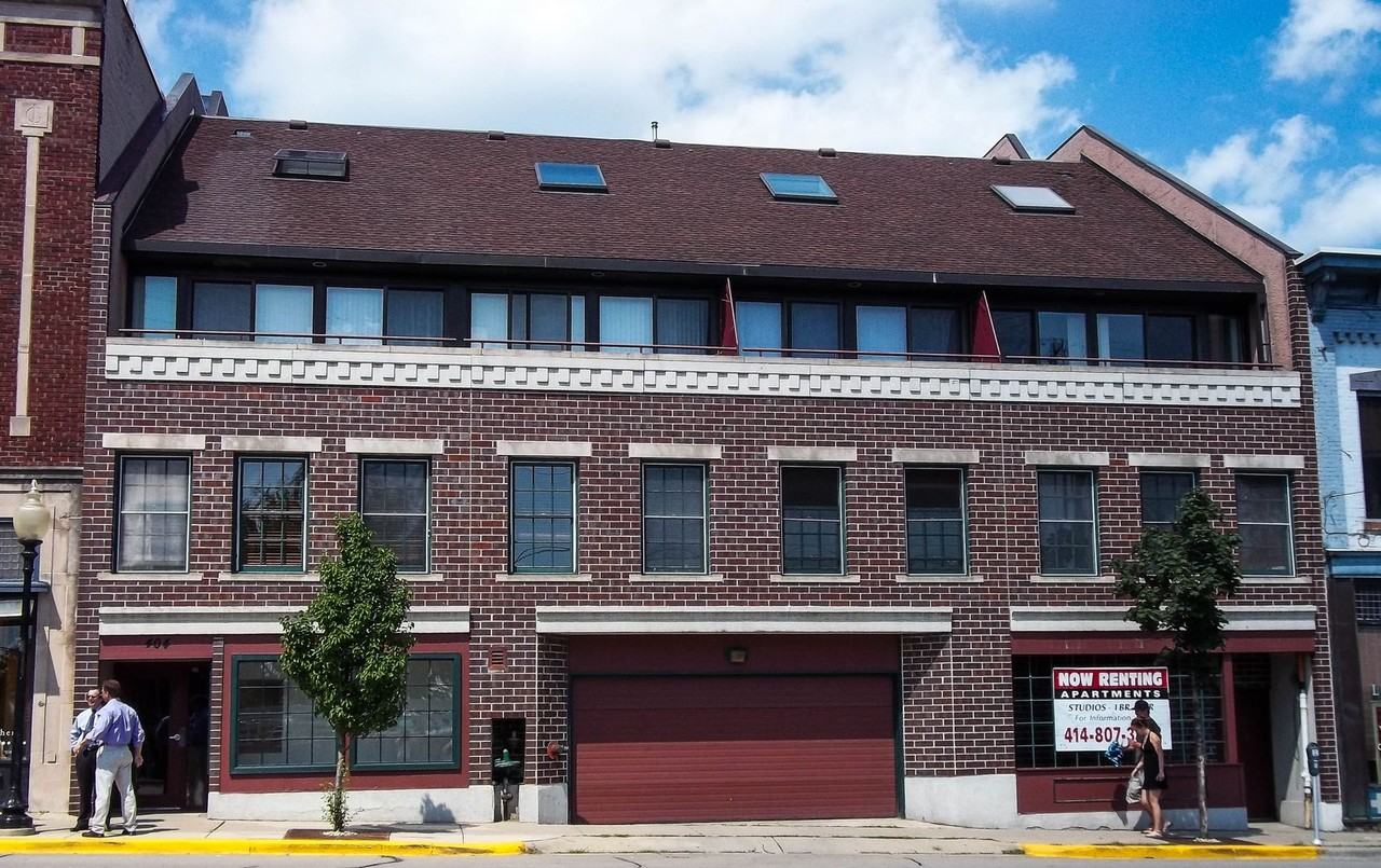 404 E Wilson St - Photo 6 of 11