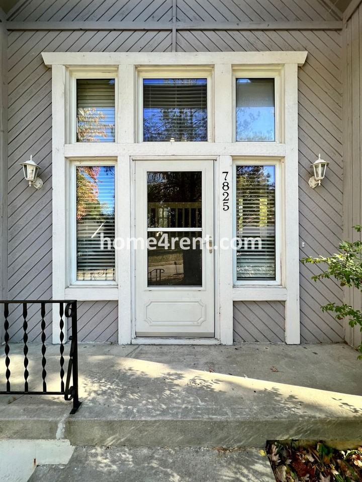 7825 Nw 86th Ter - Photo 3 of 36