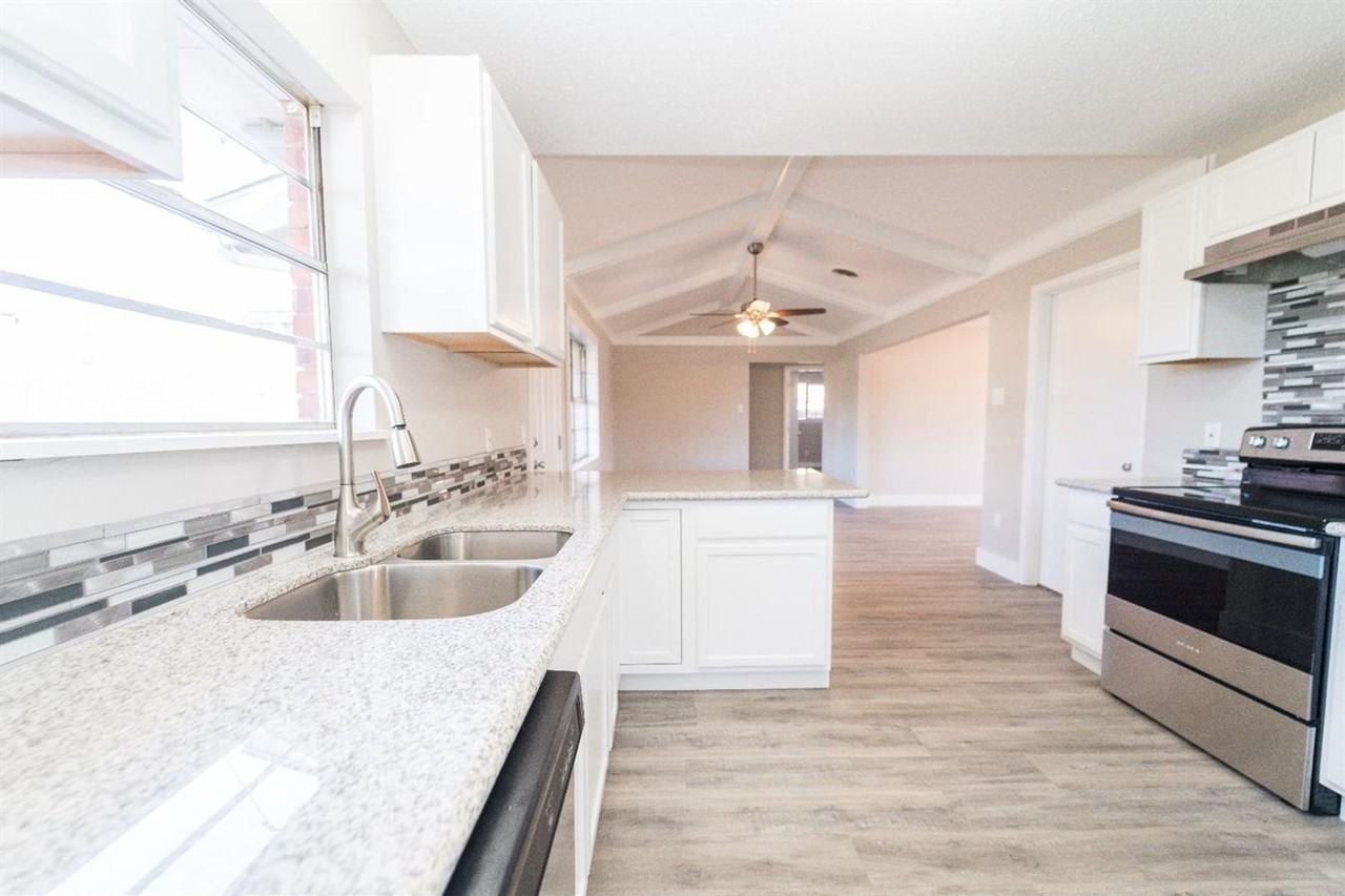 5434 44th St - Photo 6 of 15