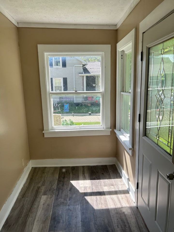 109 Market St - Photo 3 of 16