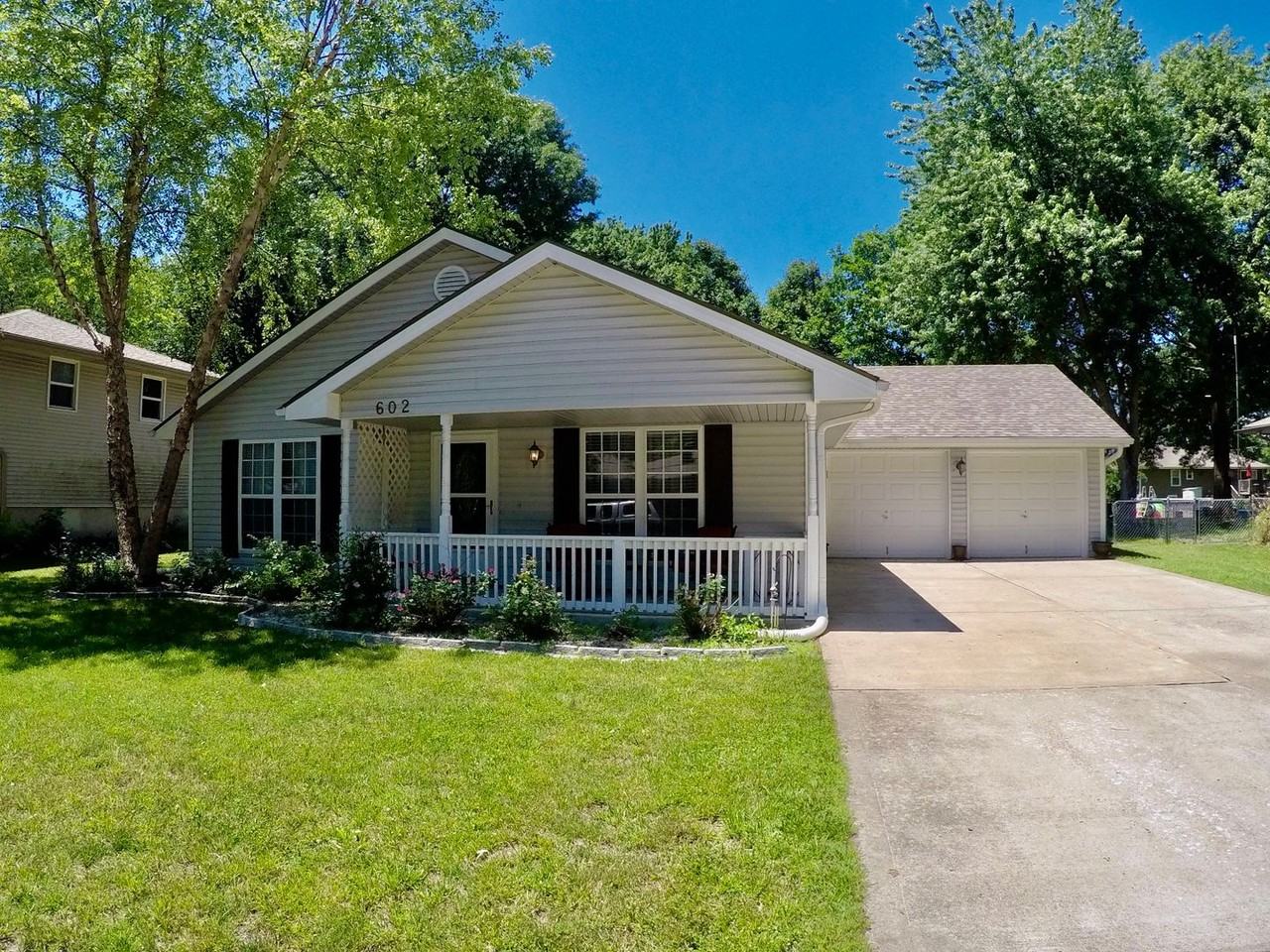 602 Hamblen Rd - Photo 2 of 23