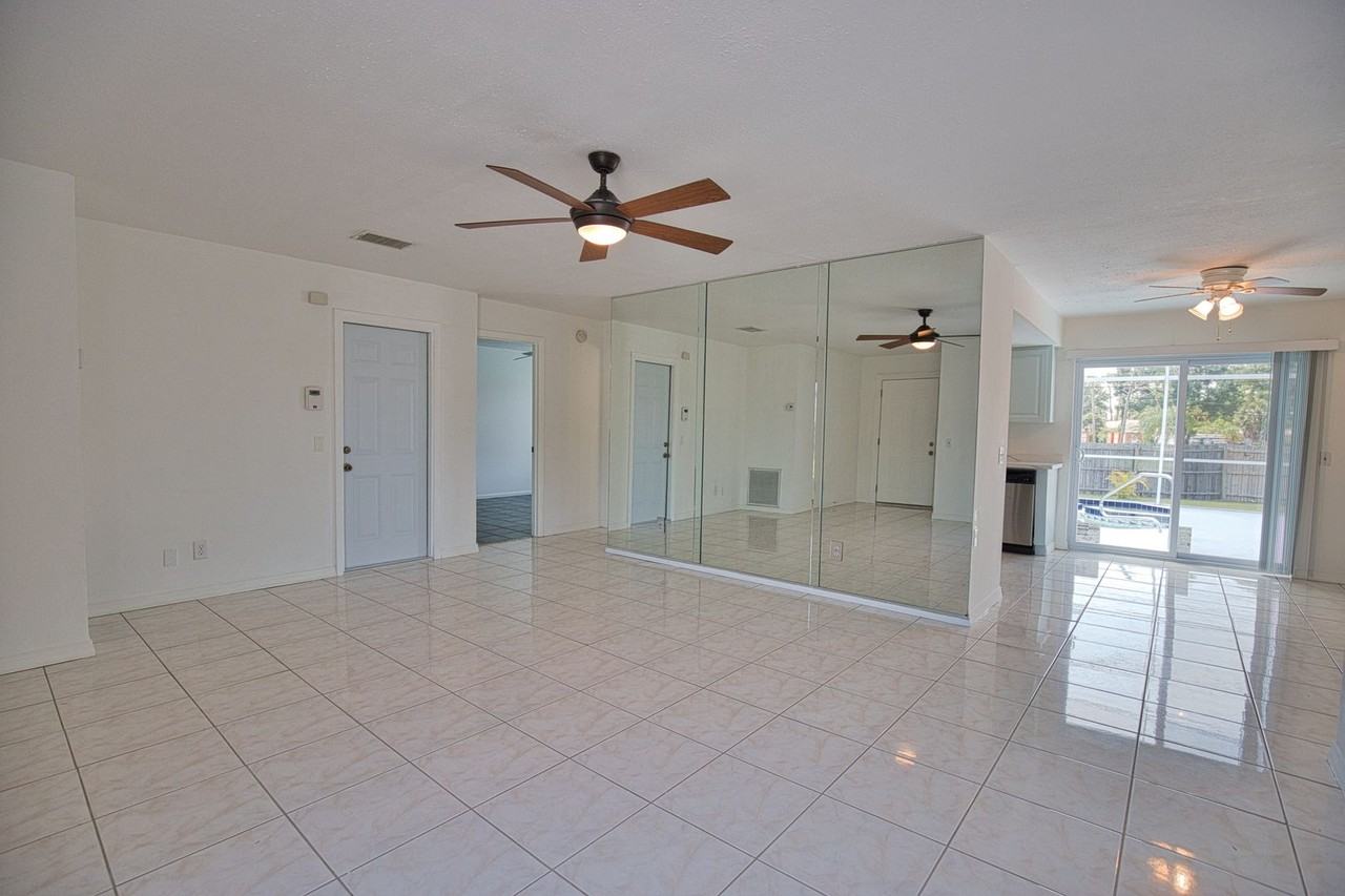 331 Peary Rd - Photo 7 of 28