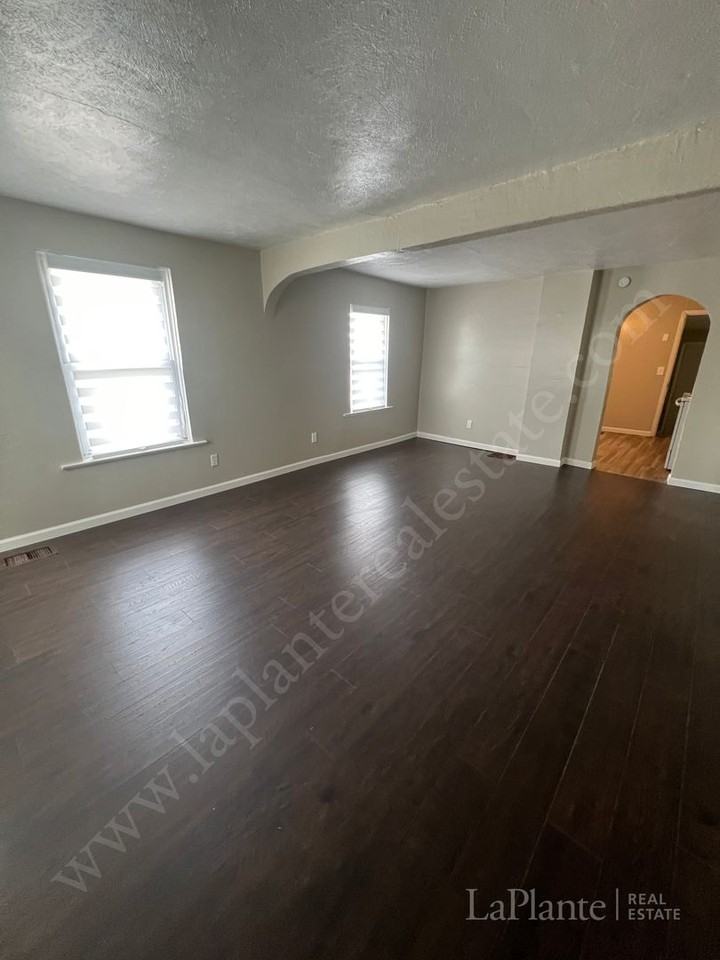 524 Burbank Dr - Photo 2 of 8