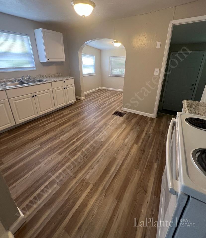 524 Burbank Dr - Photo 3 of 8