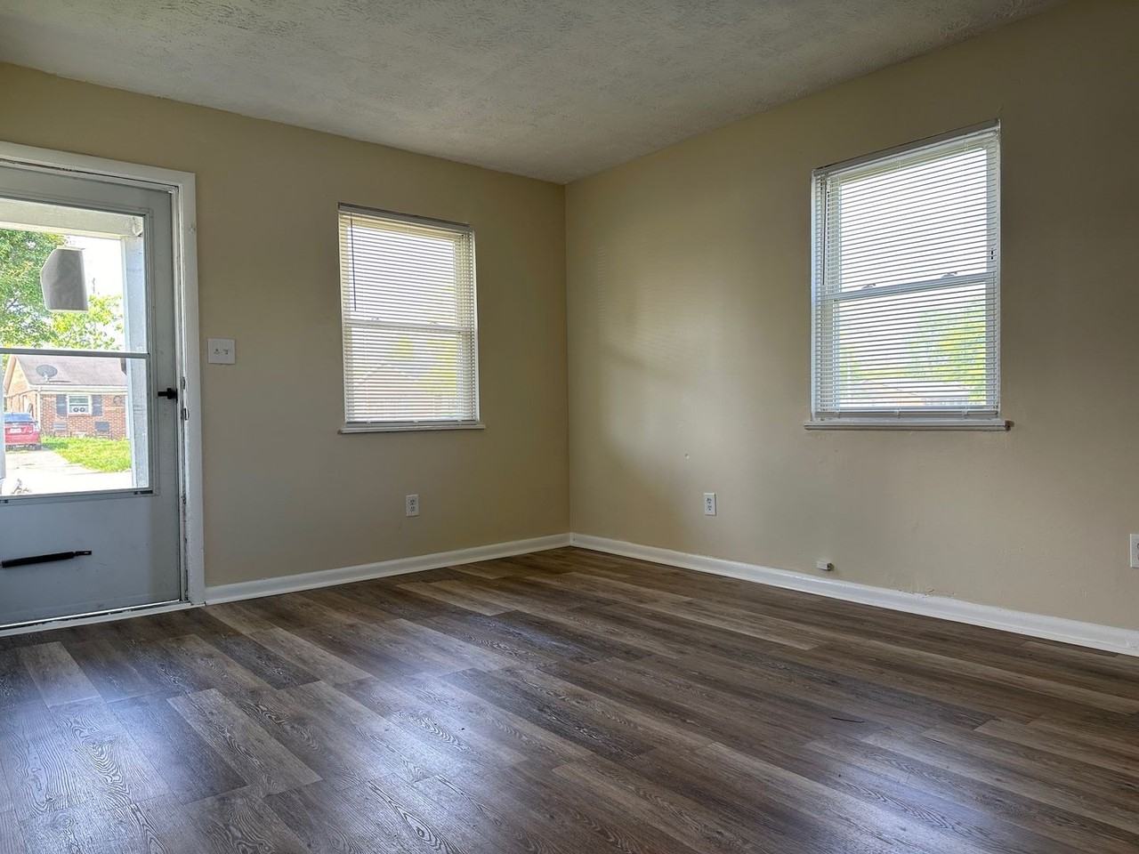 893/895 Ward Drive - Photo 2 of 11