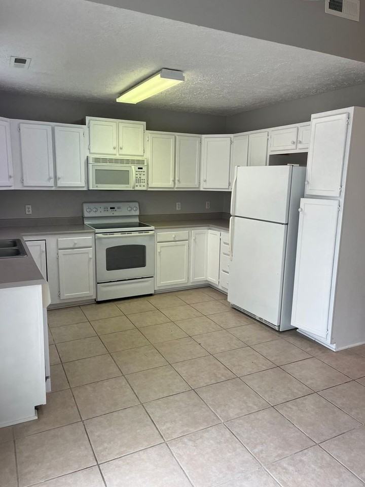 901 Clydesdale Ct - Photo 4 of 20