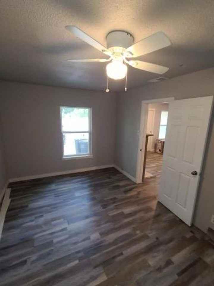 3004 Sydney St - Photo 6 of 15