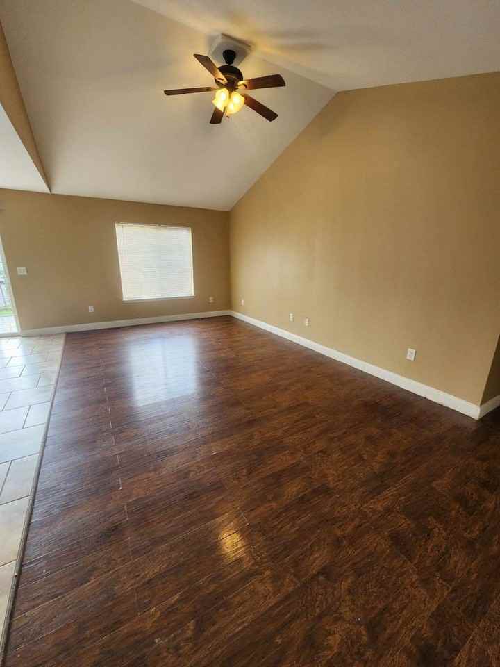 107 Sandstone Dr - Photo 2 of 20