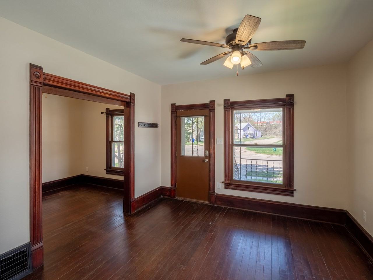 1021 10th Ave Se - Photo 3 of 17