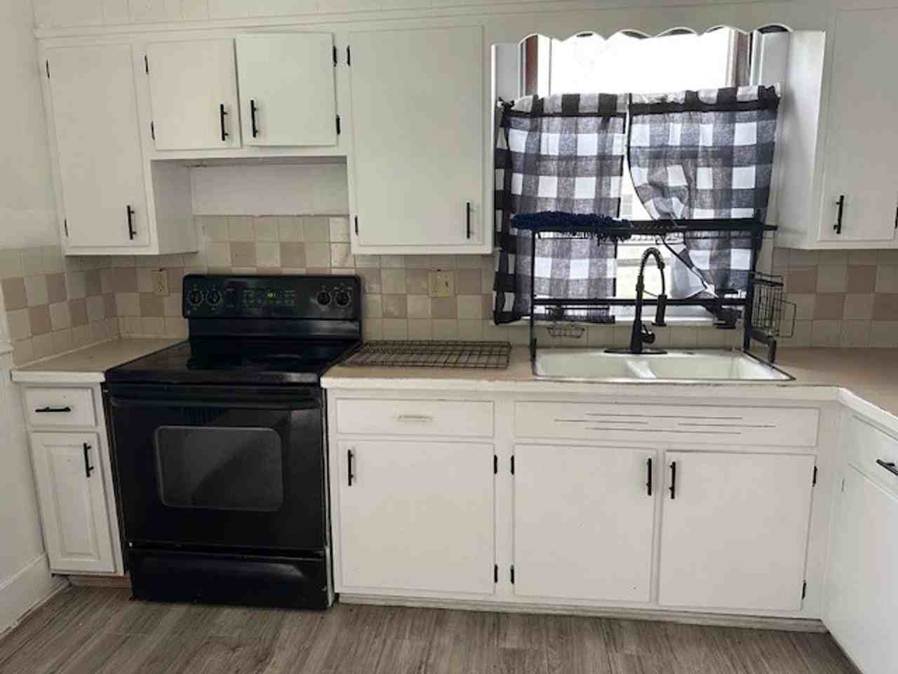 236 N Poplar St - Photo 3 of 35