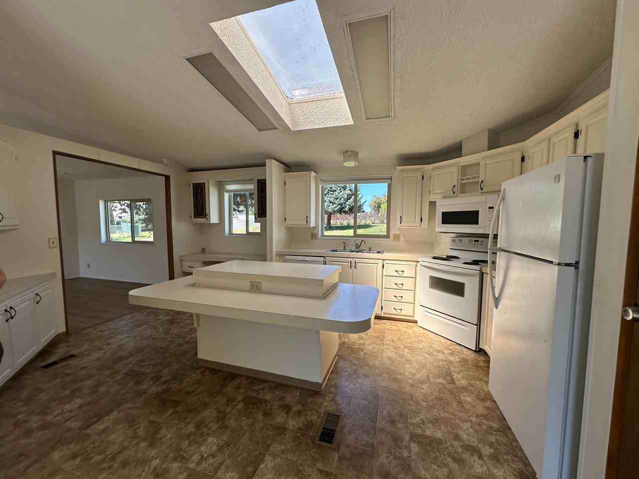 3817 Summit Dr - Photo 3 of 15