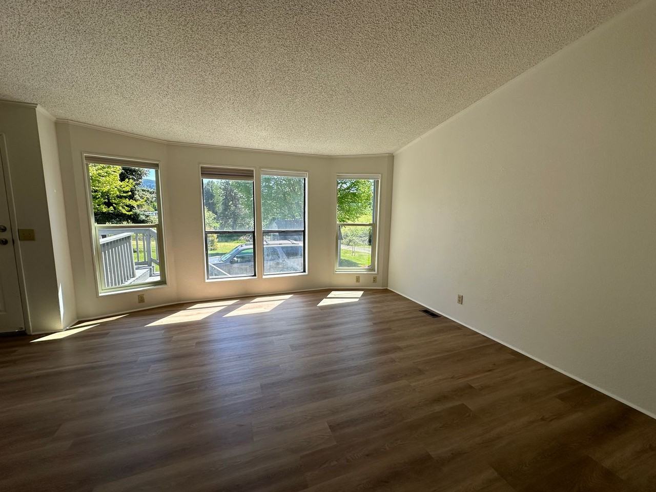 3817 Summit Dr - Photo 5 of 15