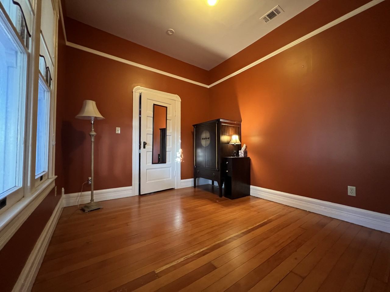 691 Mentone Ave #NA - Photo 2 of 8