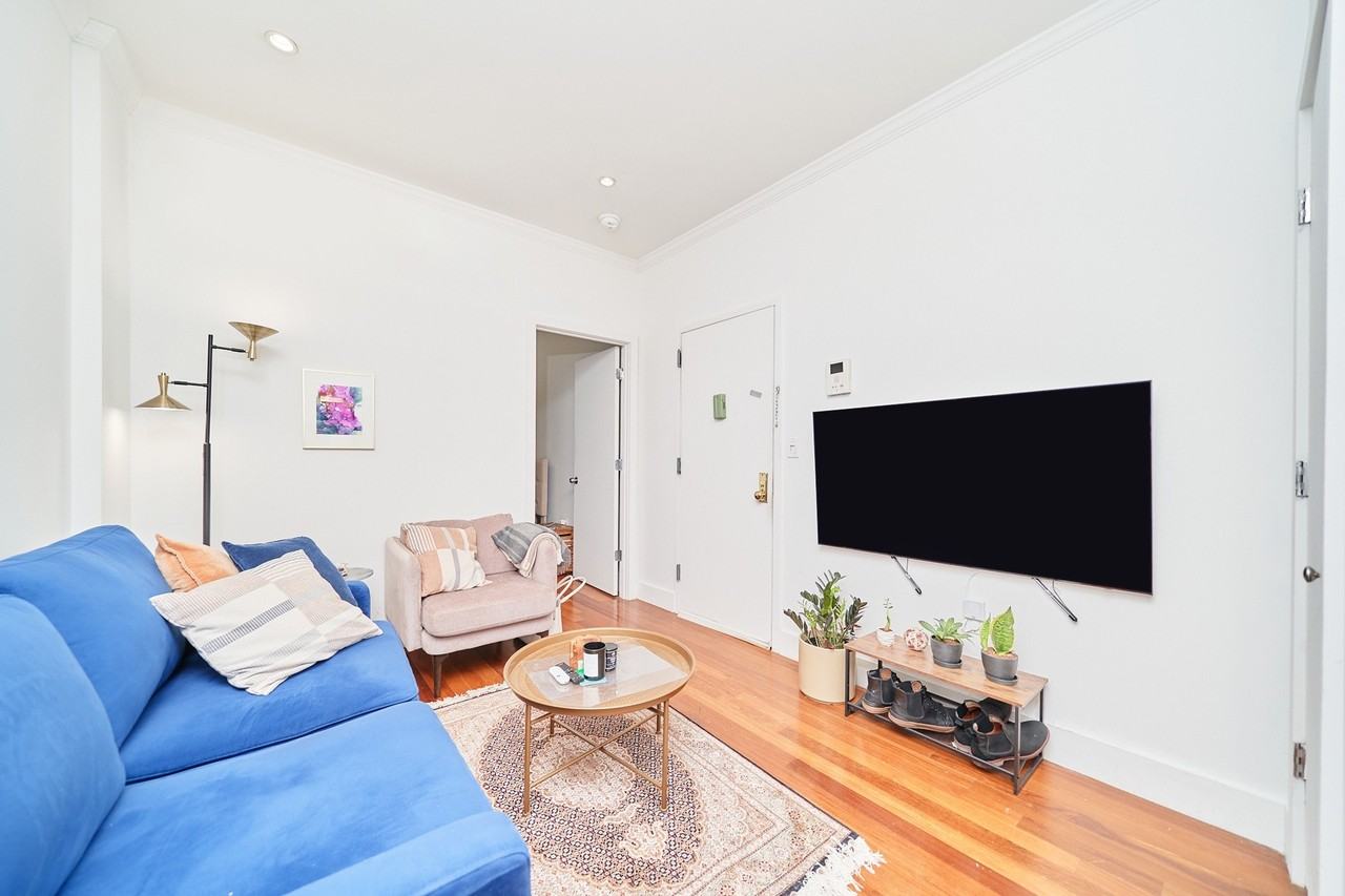 118 E 4th St #5 - Photo 2 of 6