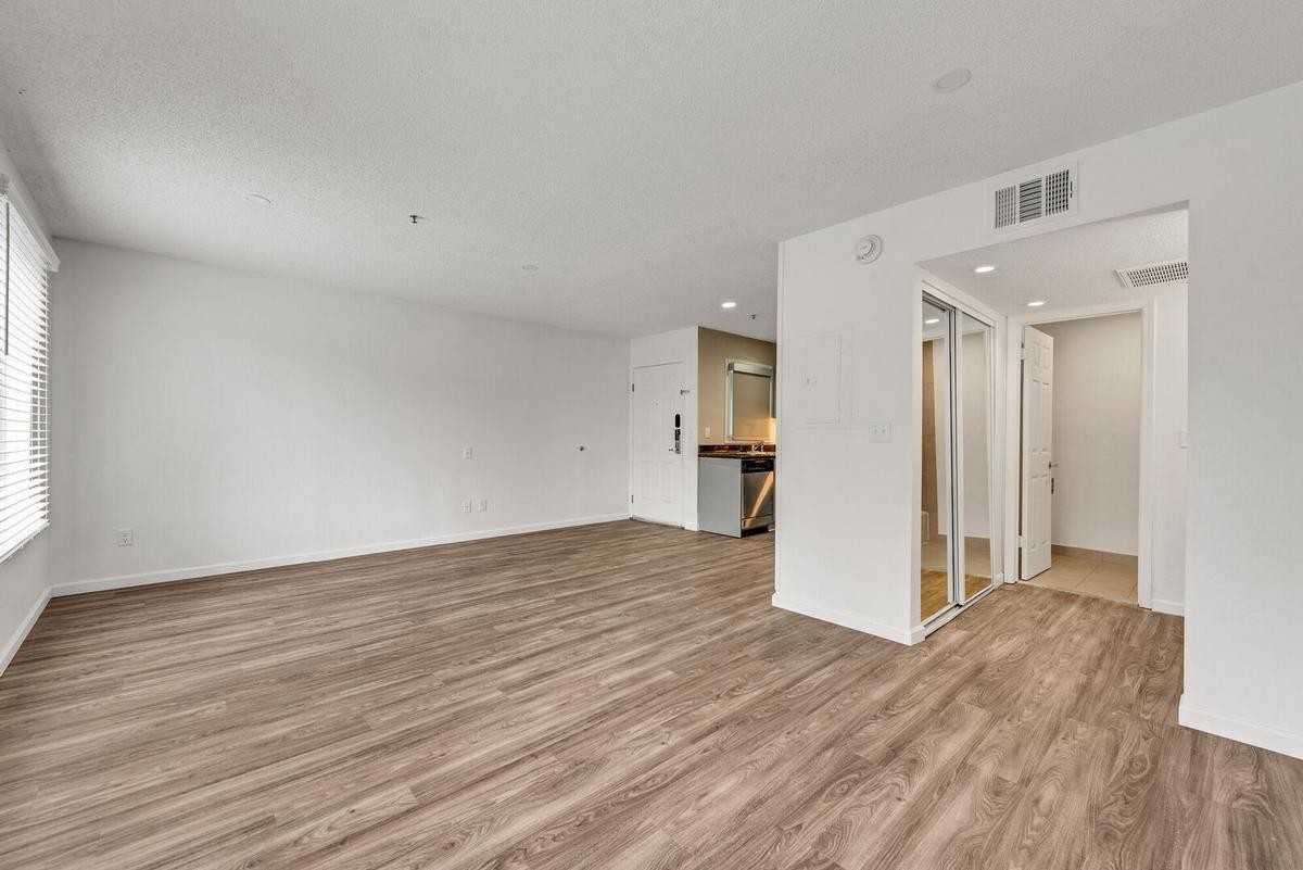 8503 N Tryon St - Photo 6 of 30