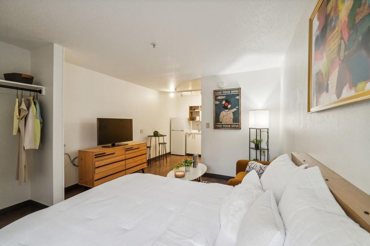 710 Yorkmont Rd - Photo 6 of 28