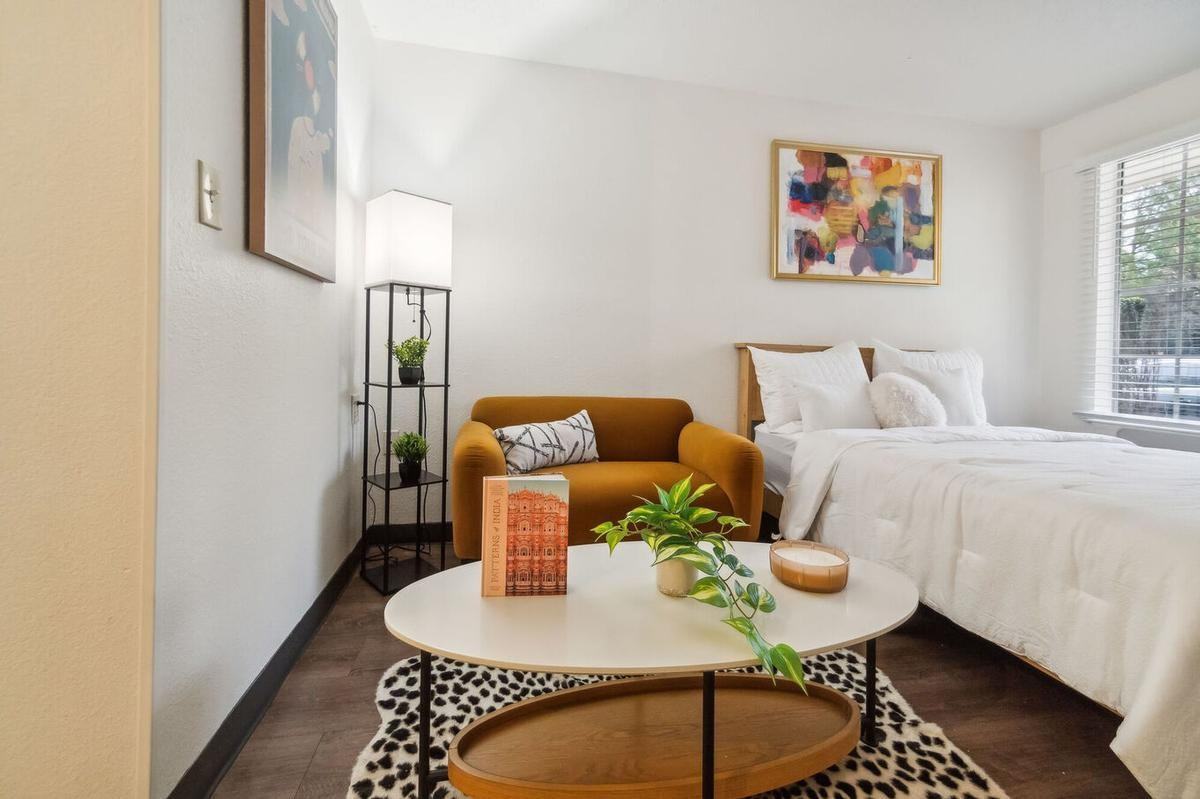 710 Yorkmont Rd - Photo 5 of 28