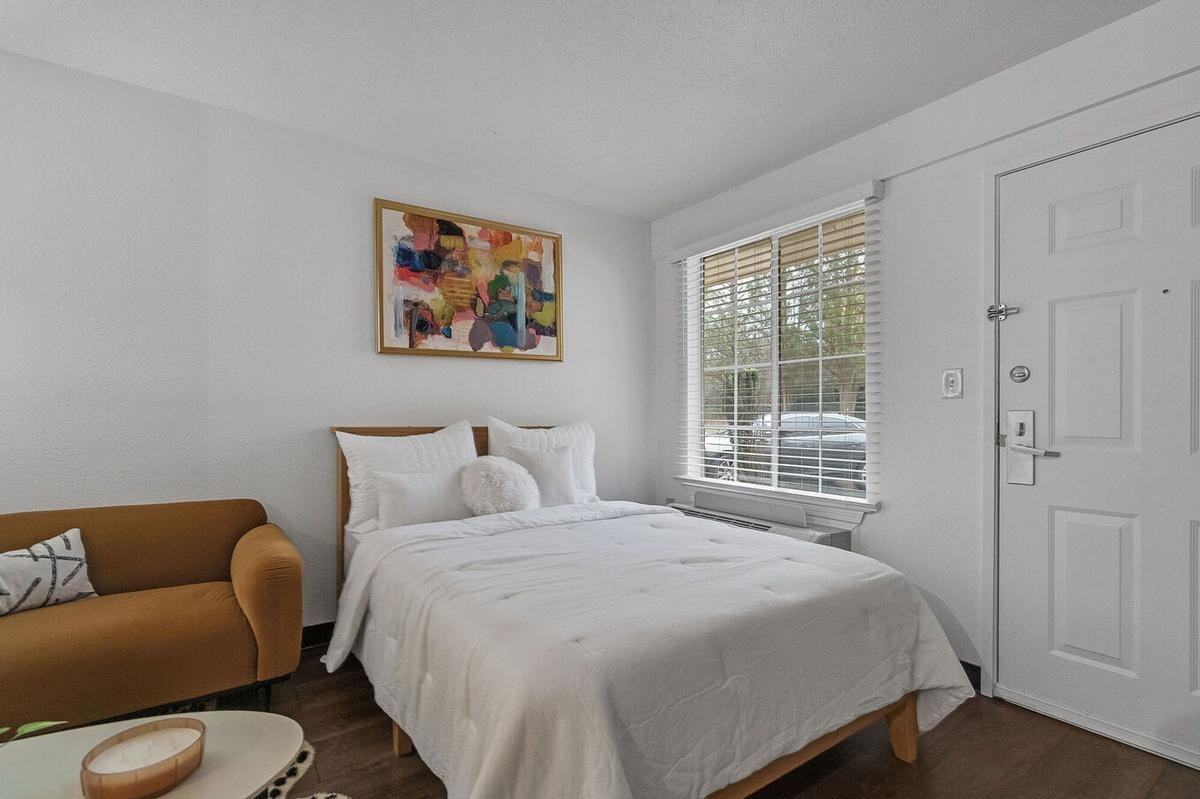 710 Yorkmont Rd - Photo 7 of 28