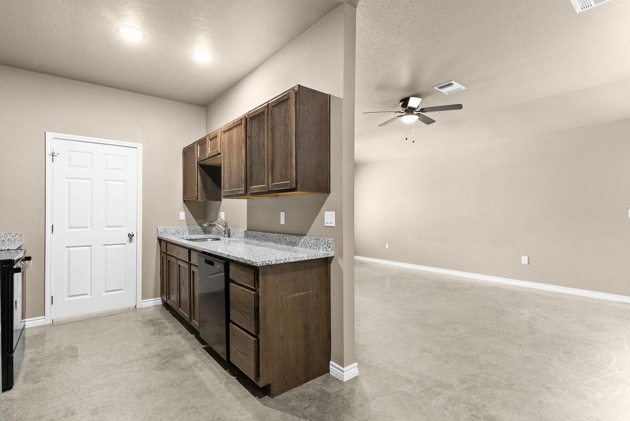 2011 Wood St - Photo 4 of 14