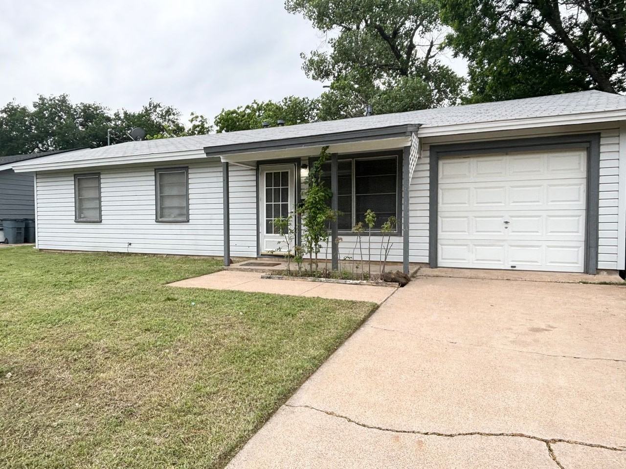 413 Freestone Dr - Photo 2 of 20