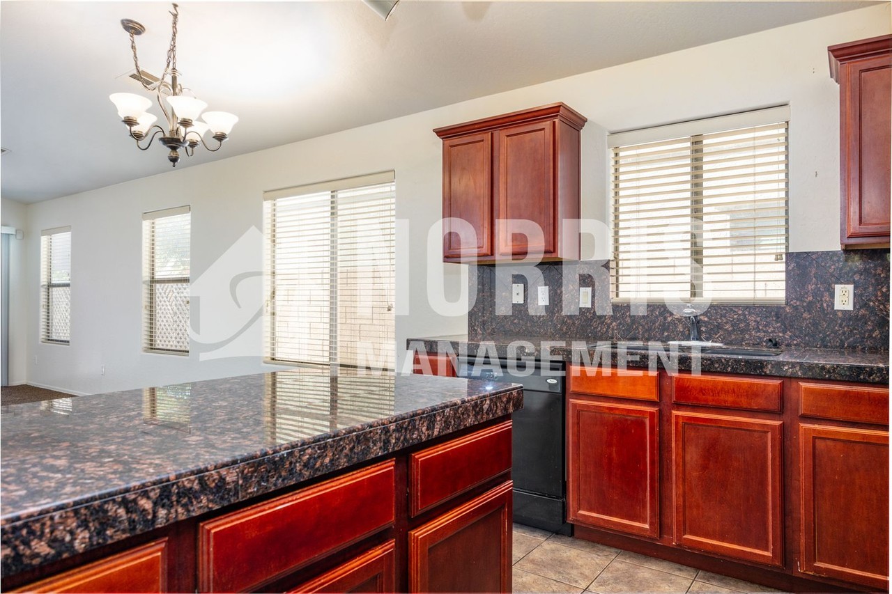 45679 W Tulip Ln - Photo 6 of 33