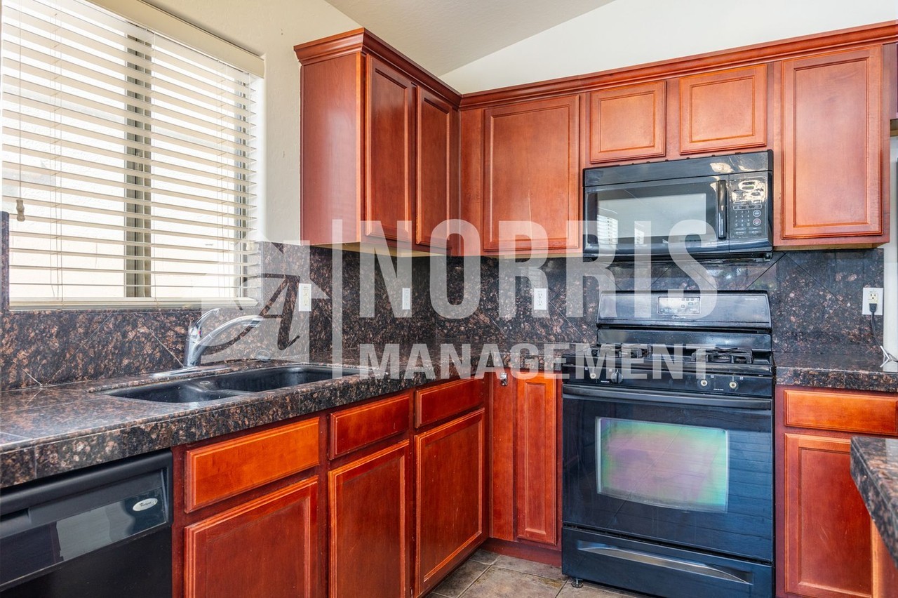 45679 W Tulip Ln - Photo 7 of 33