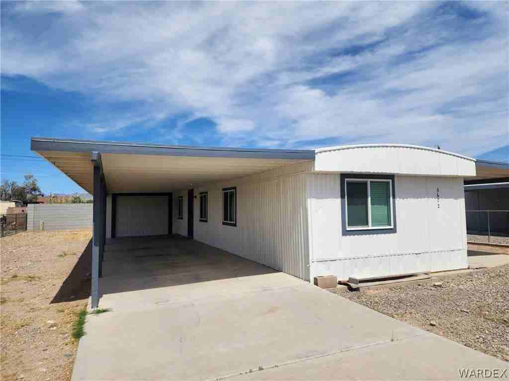 5657 S Pearl St - Photo 2 of 13