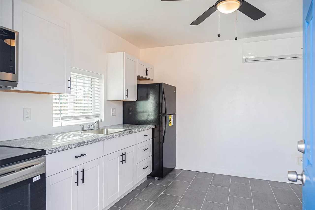 513 W 41st St #2 - Photo 3 of 6