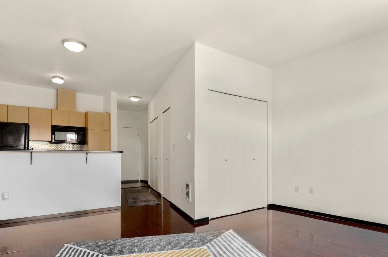 412 11th Ave Ph 9 - Photo 2 of 16