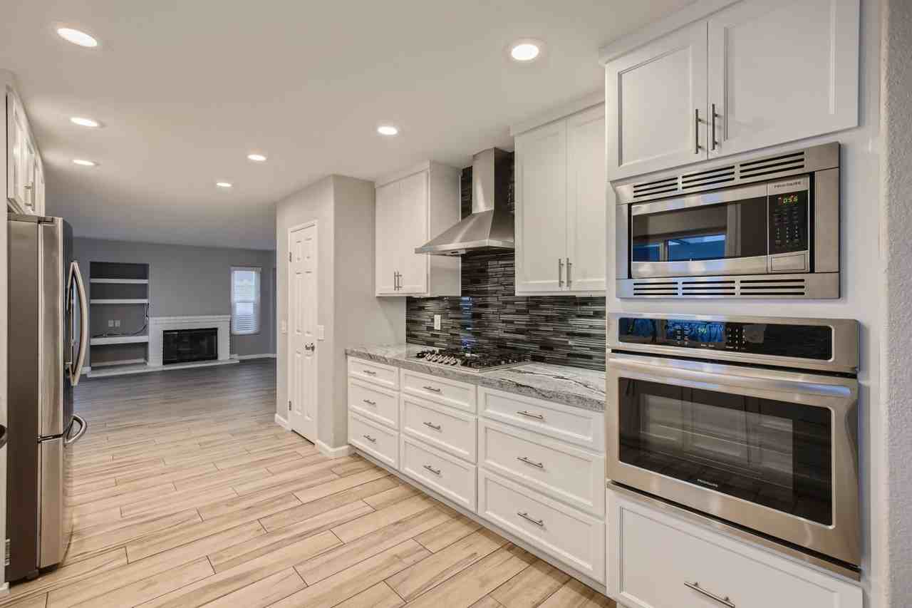 911 Rivertree Dr - Photo 3 of 31