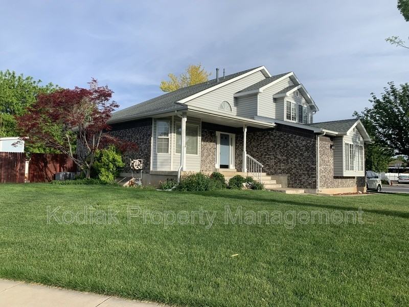 284 E St - Photo 3 of 43