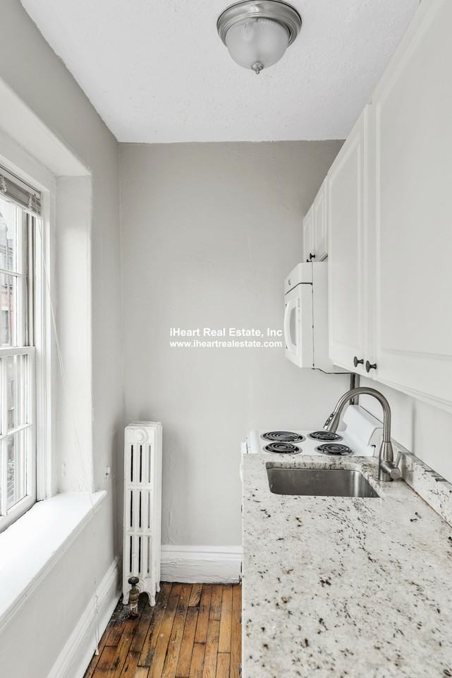 S Russell St #4 - Photo 4 of 17