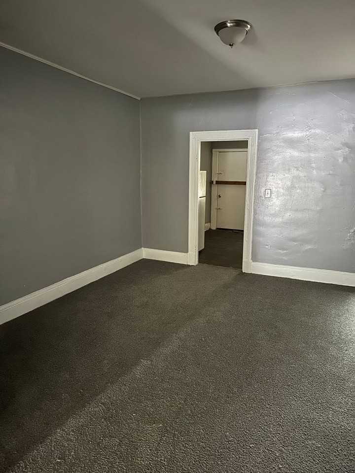1520 N Monroe St - Photo 2 of 9