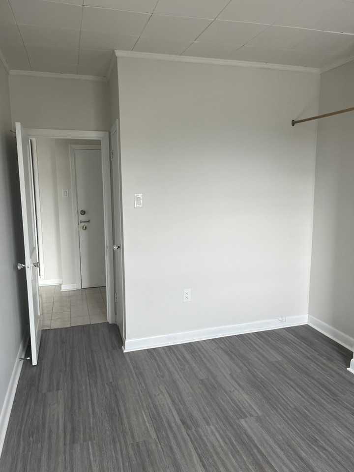 2907 Lake Shore Blvd W - Photo 2 of 16