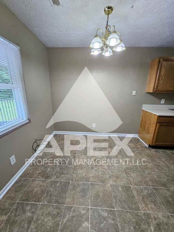 220 Ogle Ave #8 - Photo 5 of 12