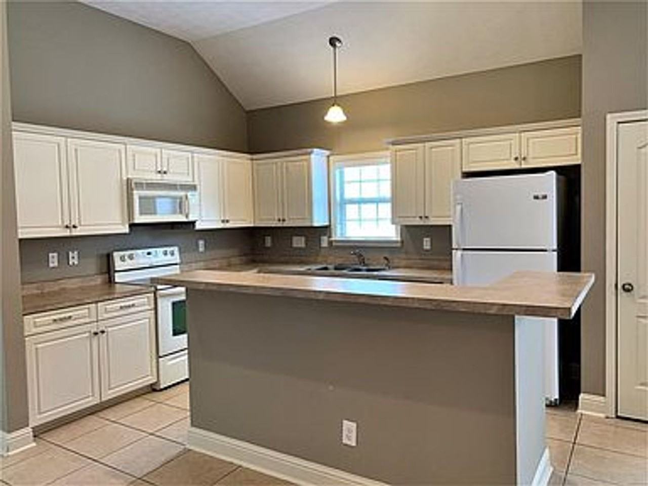 725 Briarcliff Pl - Photo 5 of 19