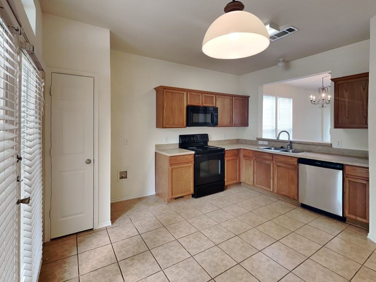 10661 Traymore Dr - Photo 4 of 18