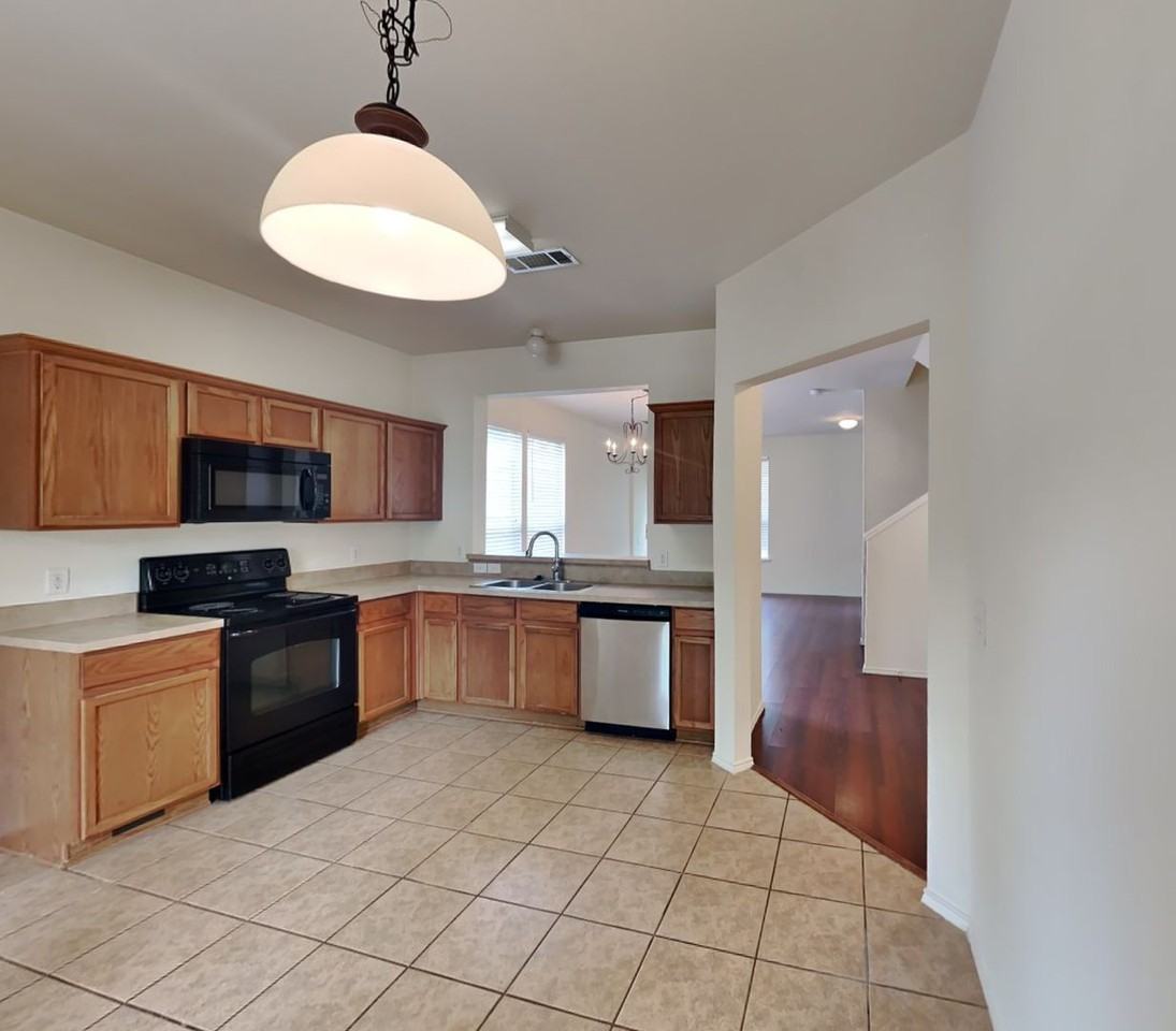 10661 Traymore Dr - Photo 5 of 18