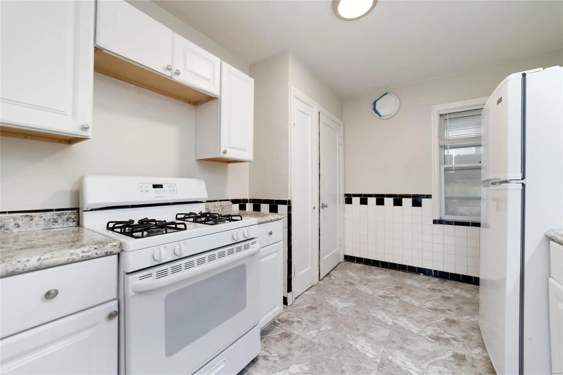 1 Eton Ln - Photo 3 of 9