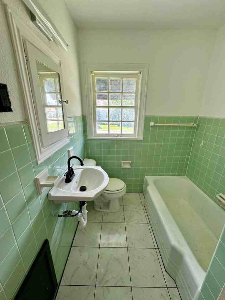 902 Burch St - Photo 4 of 9