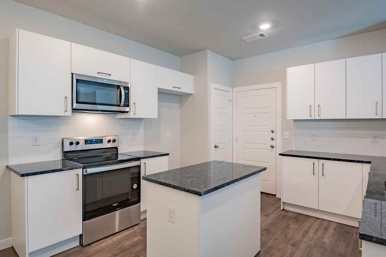 628 Blackland Dr - Photo 2 of 14