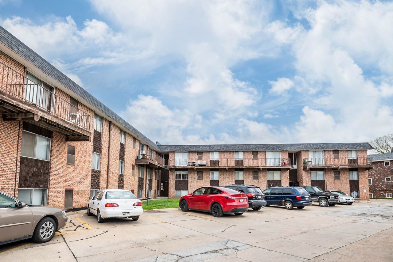 8004 Blondo St - Photo 2 of 35