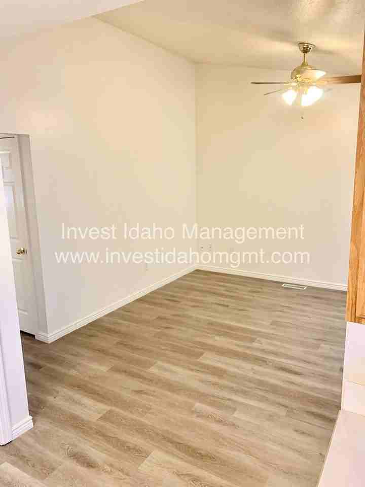 1159-1161 Dogwood - Photo 3 of 12