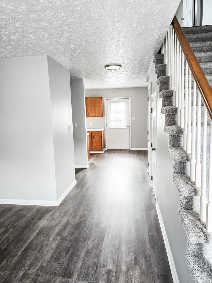 434 Hillside Dr - Photo 3 of 32