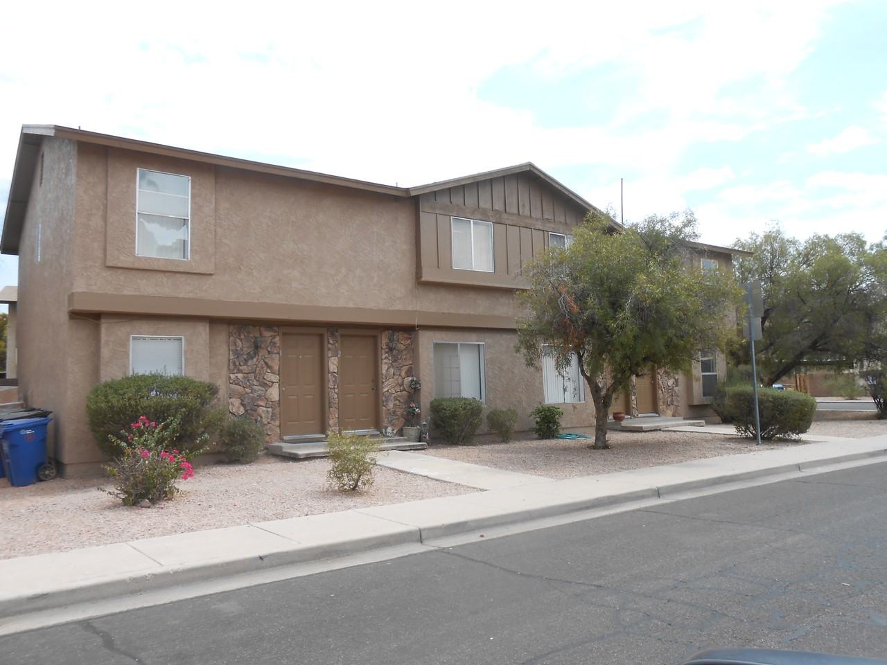 2027 N Lazona Dr - Photo 2 of 3
