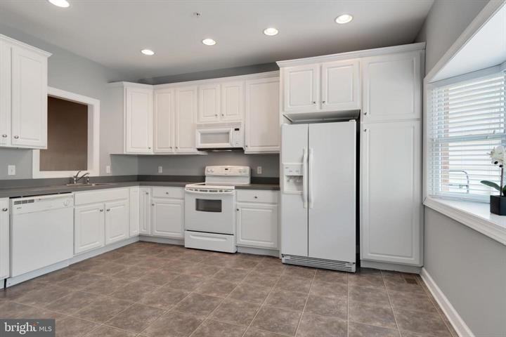 28484 Pinehurst Cir - Photo 3 of 15