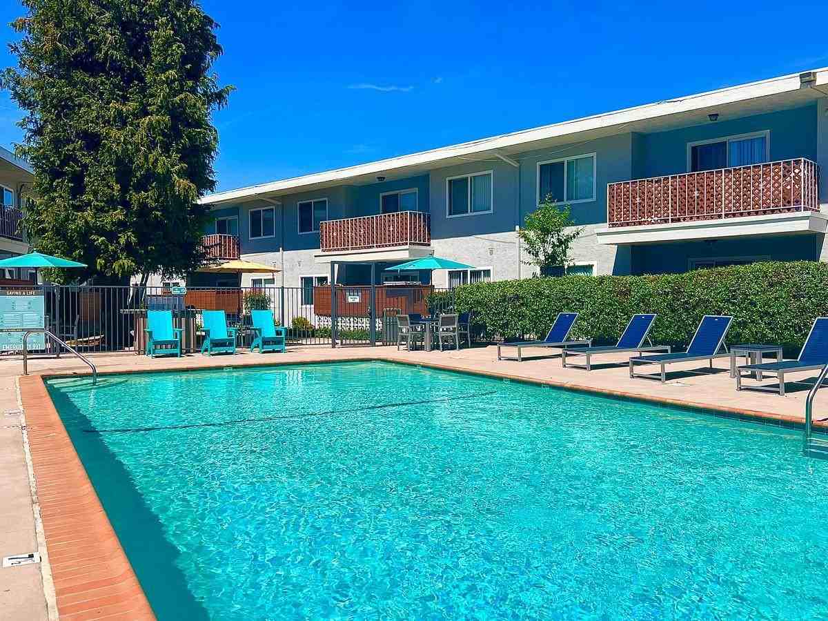 22281 Center St - Photo 4 of 16