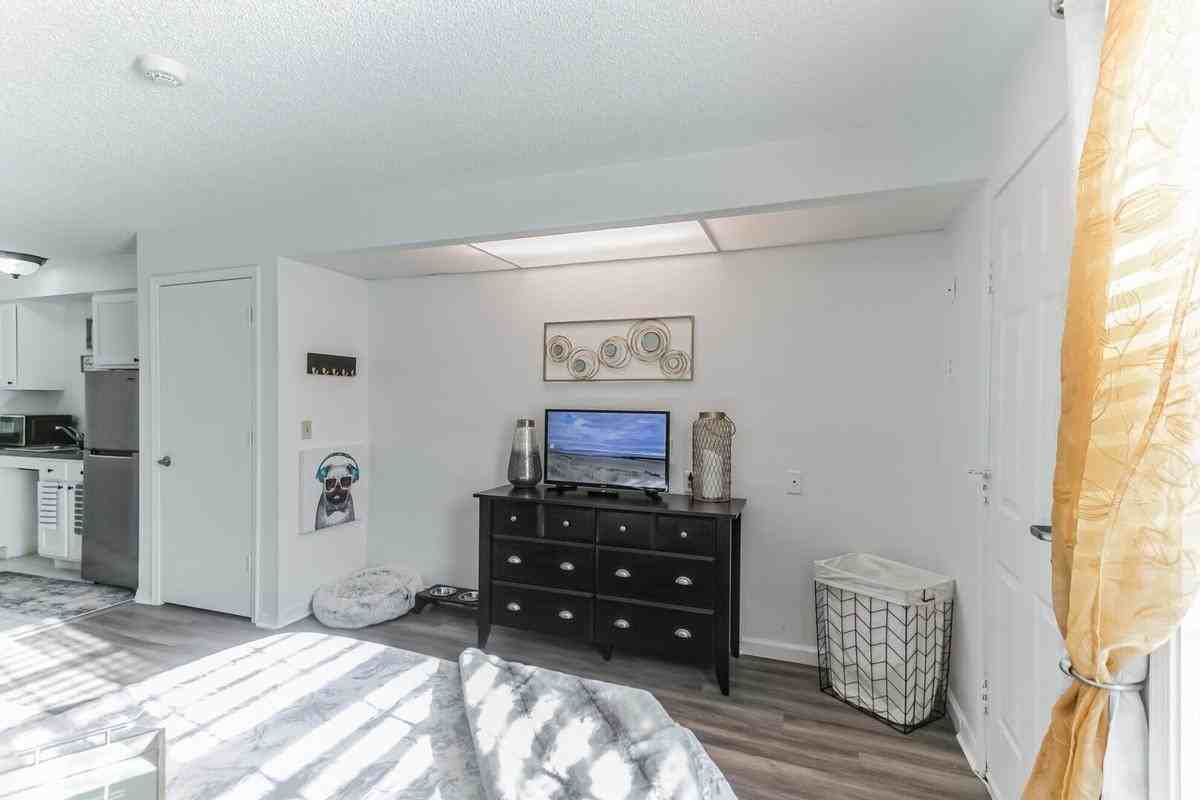 7071 103rd St - Photo 4 of 25